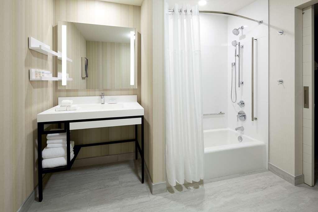 Hilton Garden Inn Montreal Midtown, Quebec, Canada Exterior photo