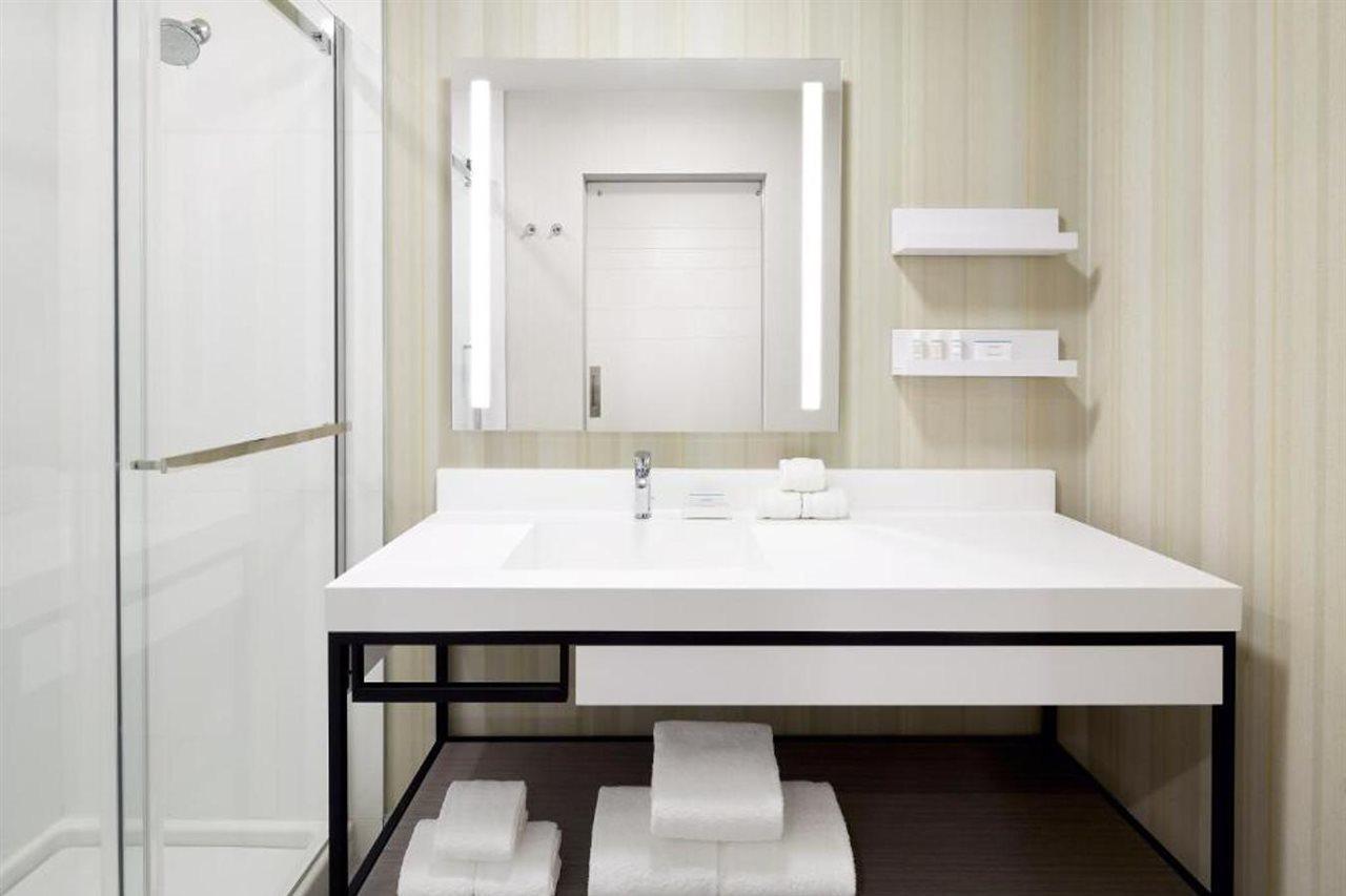 Hilton Garden Inn Montreal Midtown, Quebec, Canada Exterior photo