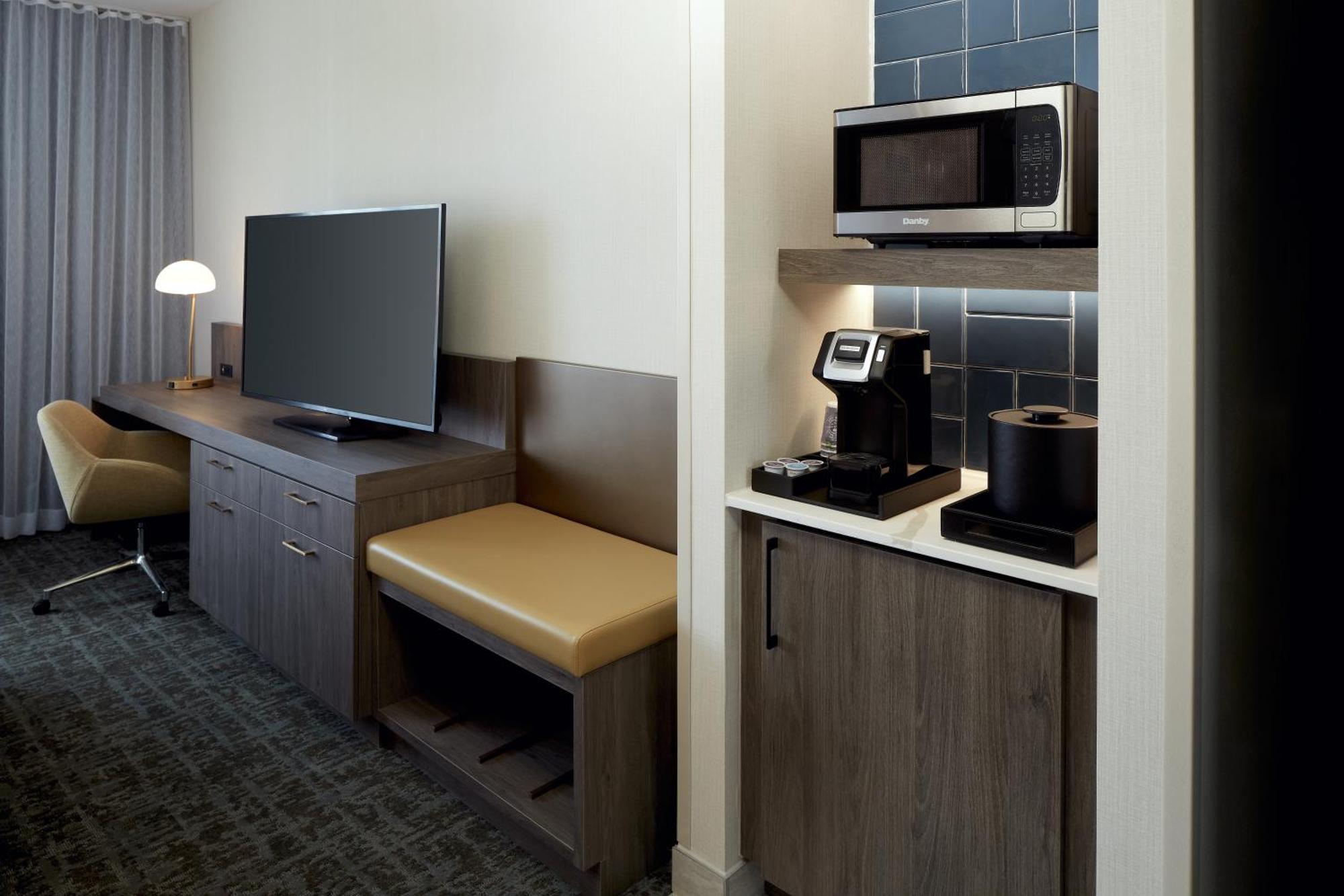 Hilton Garden Inn Montreal Midtown, Quebec, Canada Exterior photo