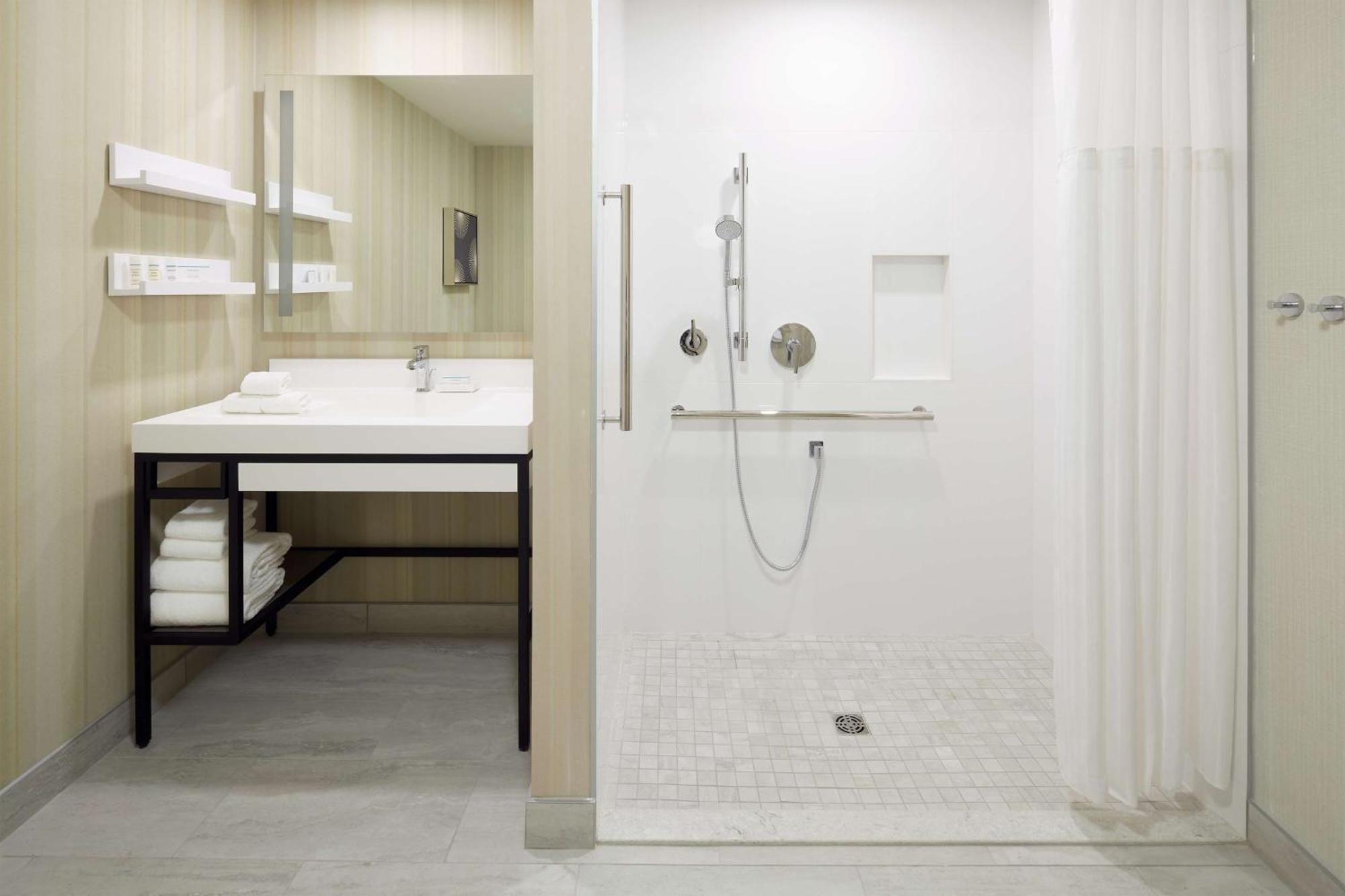 Hilton Garden Inn Montreal Midtown, Quebec, Canada Exterior photo